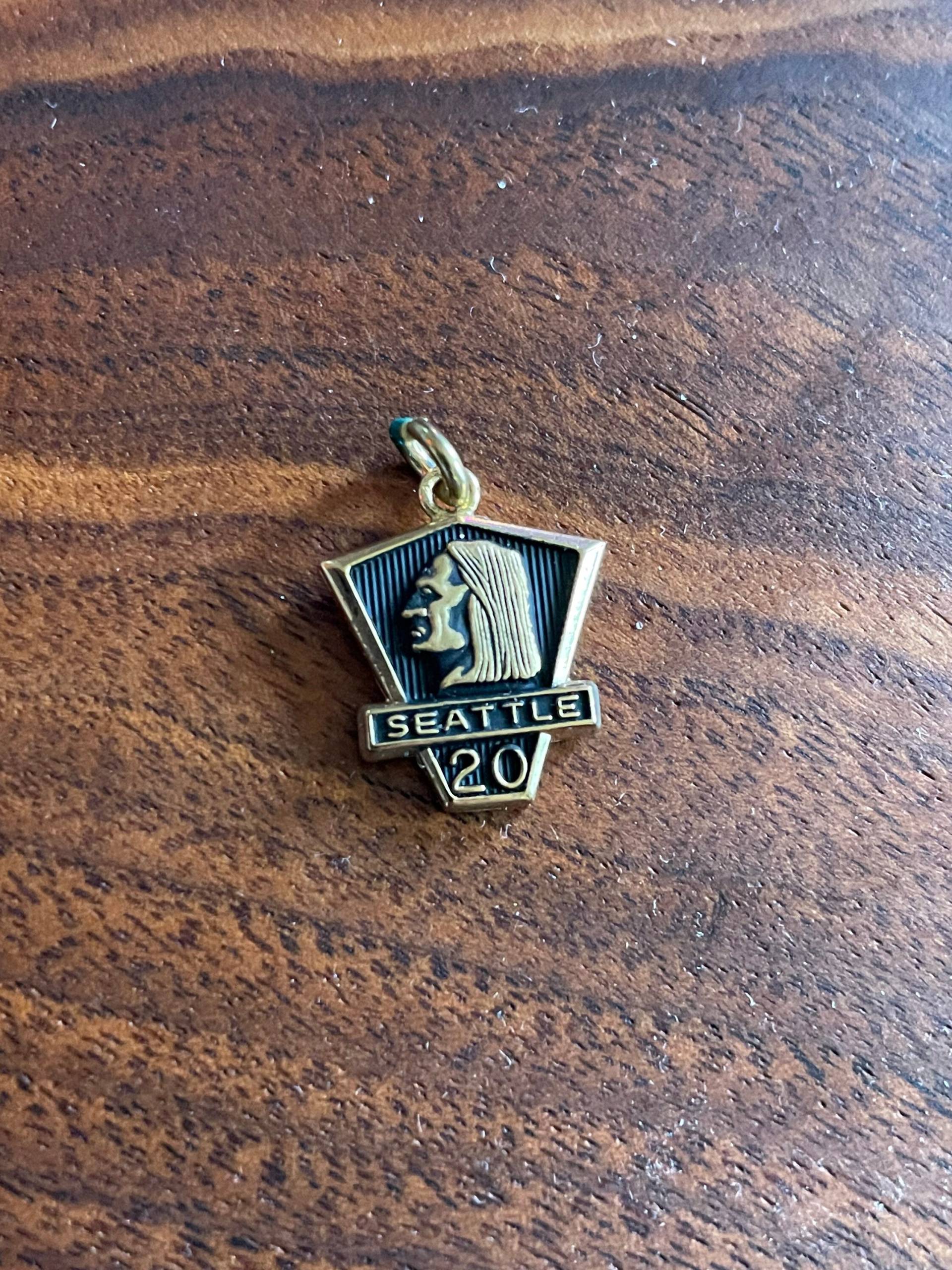 Vergoldeter 20-Jähriger Service-Halsketten-Anhänger Vergoldeter 20-Jähriger Service-Halsketten-Anhänger von UpWestVintage