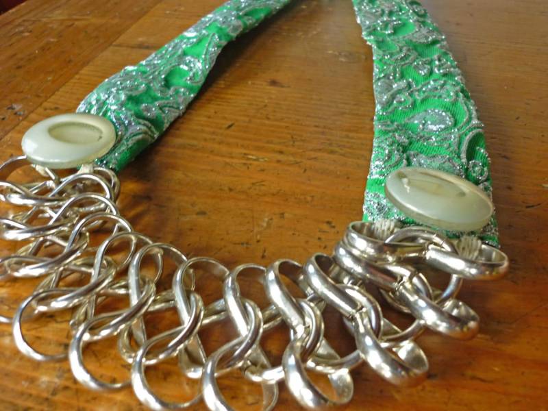 Upcycling Knopf Und Lurex Bestickte Stoffkette Unikat Vintage Stil Upcycling Knopf Und Lurex Bestickte Stoffkette Unikat Vintage Stil von UpcybySolGabriel