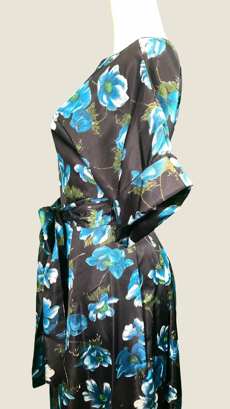 1950Er Jahre Seidenkleid Mit Großer Schärpe 1950Er Jahre Seidenkleid Mit Großer Schärpe von UpcycleVintageInc