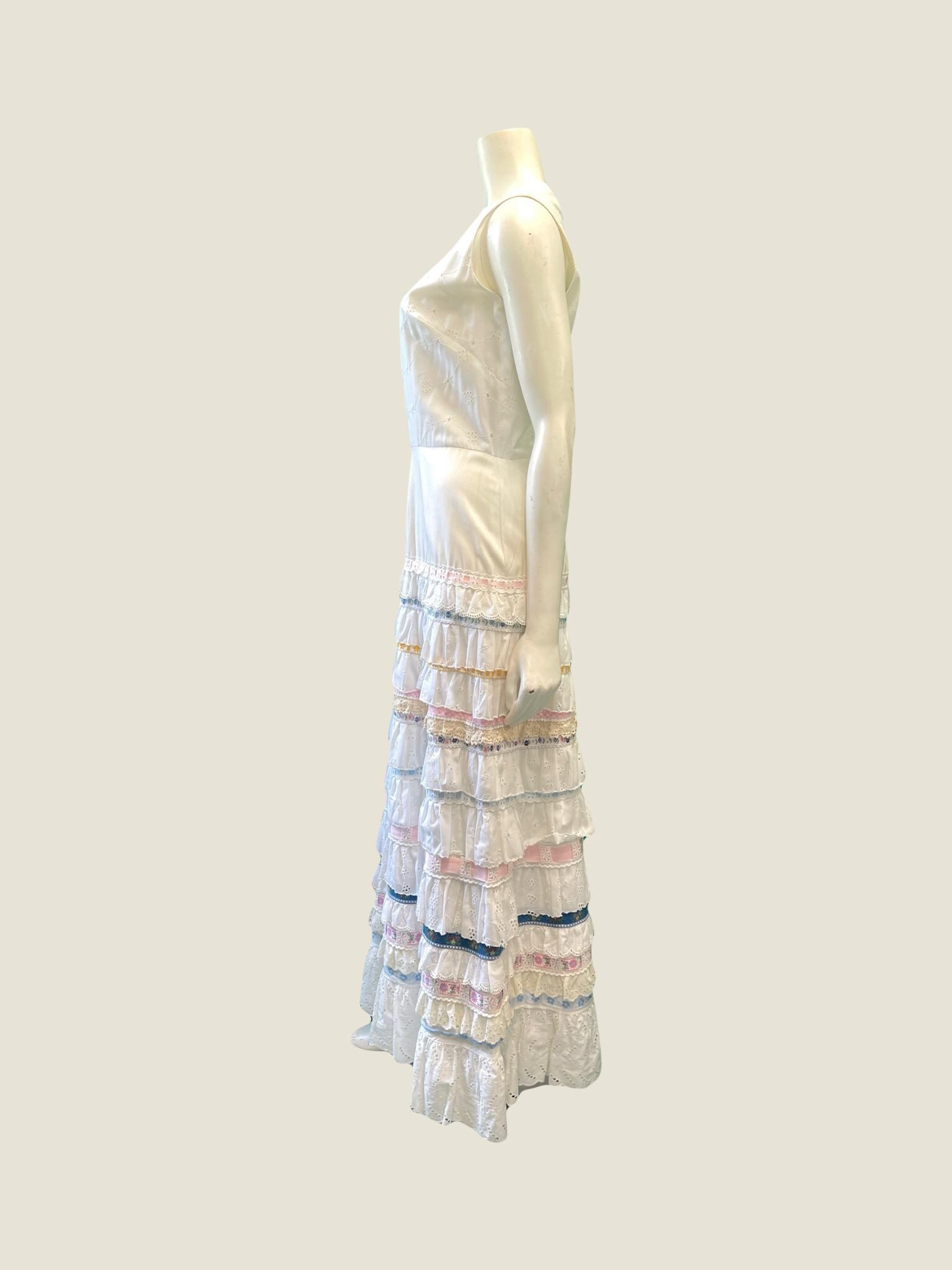 1970Er Vintage Maxikleid Mit Lochmuster Und Schleife Aus Baumwolle 1970Er Vintage Maxikleid Mit Lochmuster Und Schleife Aus Baumwolle von UpcycleVintageInc