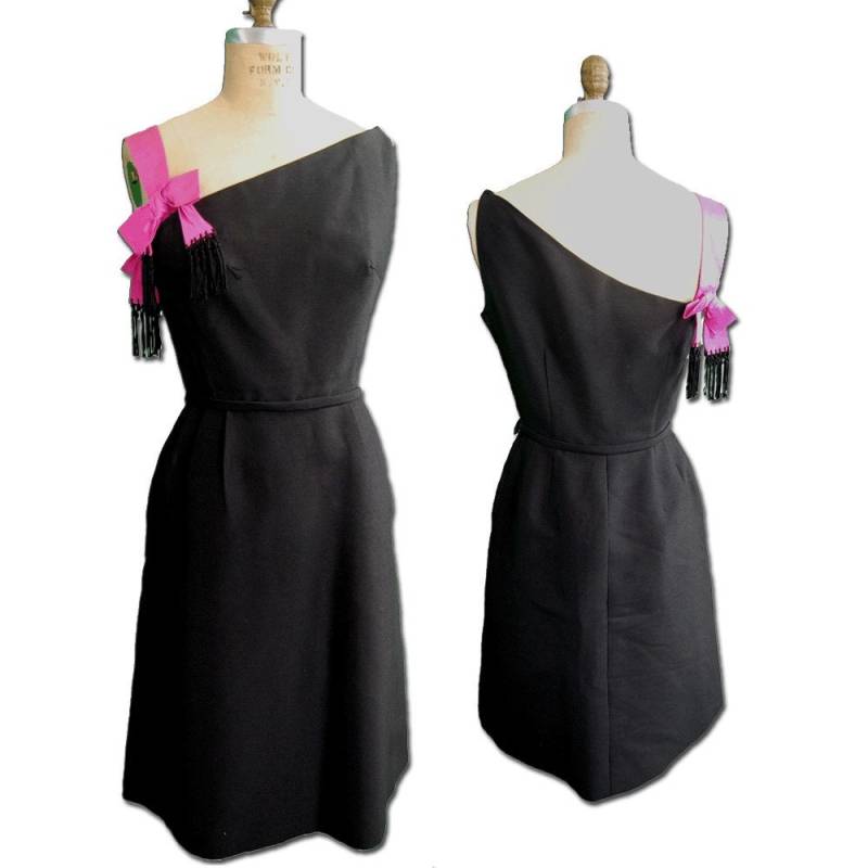 Kleines Schwarzes Kleid Vintage Pink One Shoulder Detail Kleines Schwarzes Kleid Vintage Pink One Shoulder Detail von UpcycleVintageInc