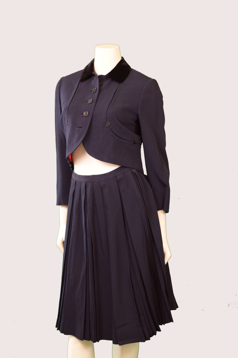 Zweiteiliger Bolero-Anzug Mit Samtkragen Zweiteiliger Bolero-Anzug Mit Samtkragen von UpcycleVintageInc