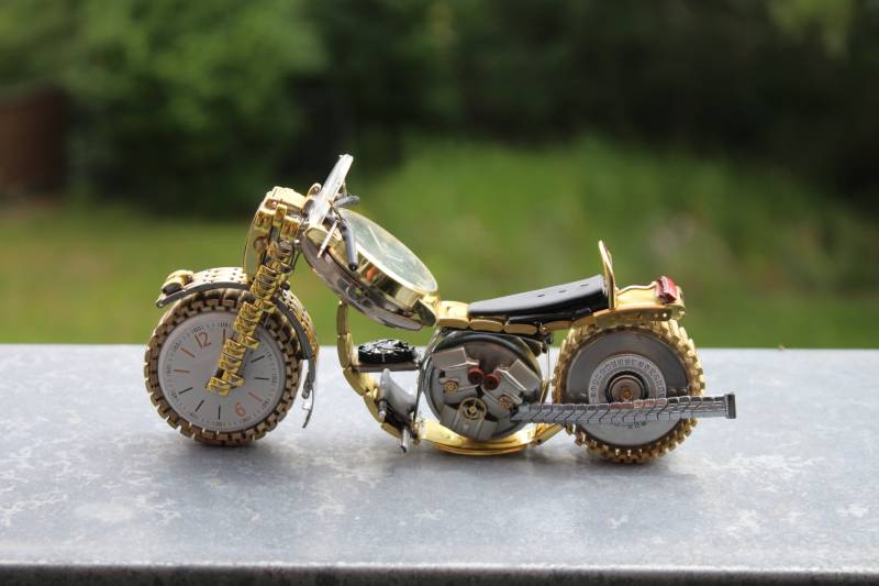 Upcycled, Unikat, Uhren Motorrad Skulptur, Biker, Watch Motorcycle, Uhr, Armband, Steampunk Sculptures Upcycled, Unikat, Uhren Motorrad Skulptur, Biker, Watch Motorcycle, Uhr, Armband, Steampunk Sculptures von UpcycledWatches