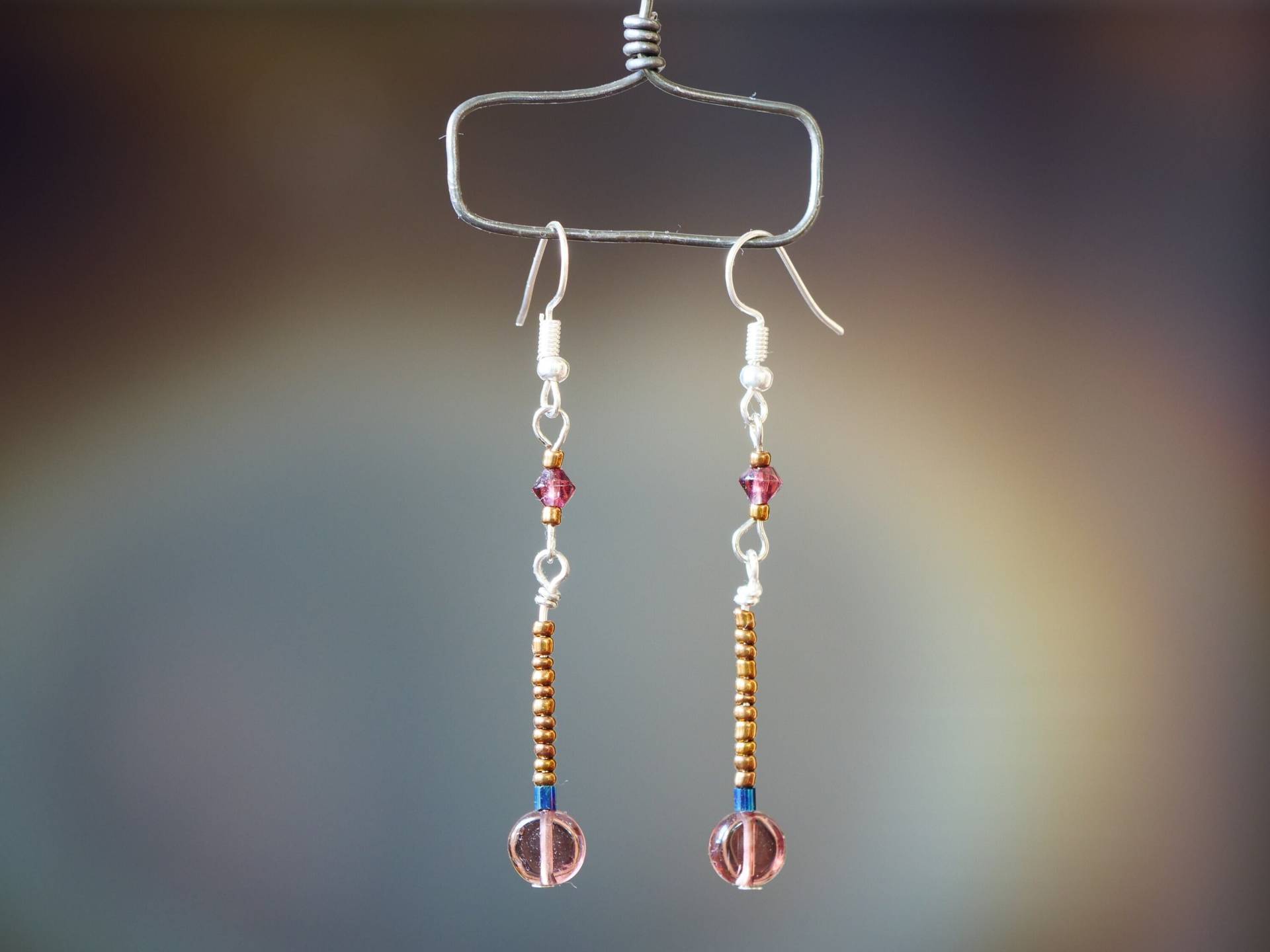 Boho Chic Leichte Hängeohrringe/Glasperlen Ohrringe Lila Gold Upcycling Einzelstück Boho Schmuck Handgemachter Ohrschmuck von UpcyclingStories