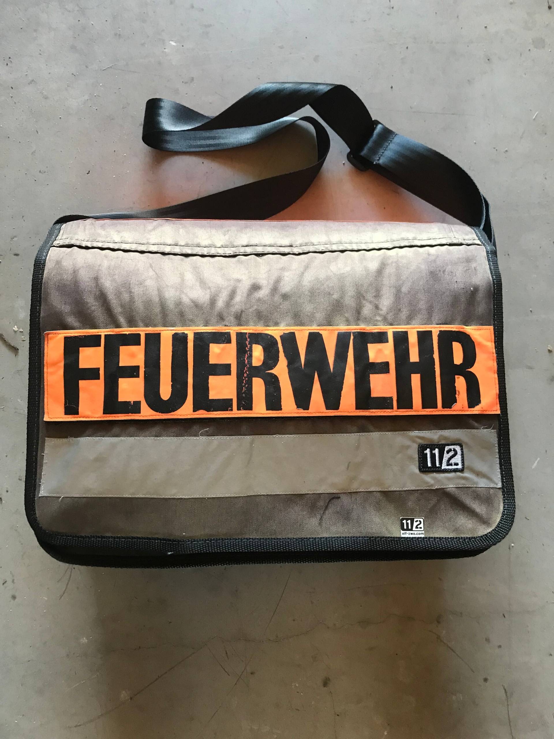 Massengerbag, Feuerwehr, Feuerwehrschlauch, Einsatzjacke, Rettungsdienst von UpcyclingbyThomas