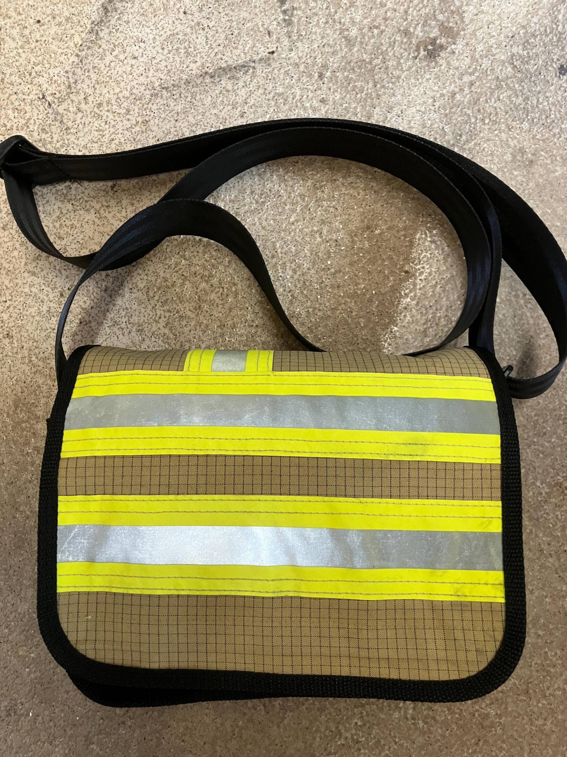 Pbi Gold Feuerwehrjacke Feuerwehrtasche Feuerwehr Einsatzjacke von UpcyclingbyThomas