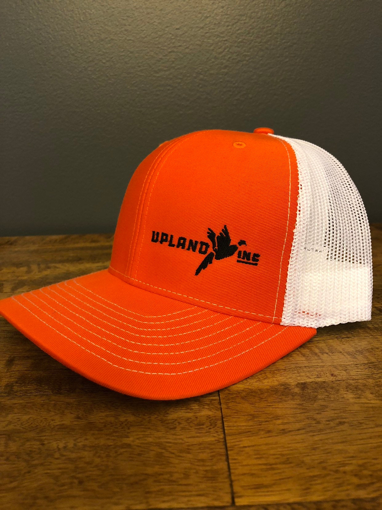 Orange/Weiß Horizontales Logo Trucker Orange/Weiß Horizontales Logo Trucker von UplandInc