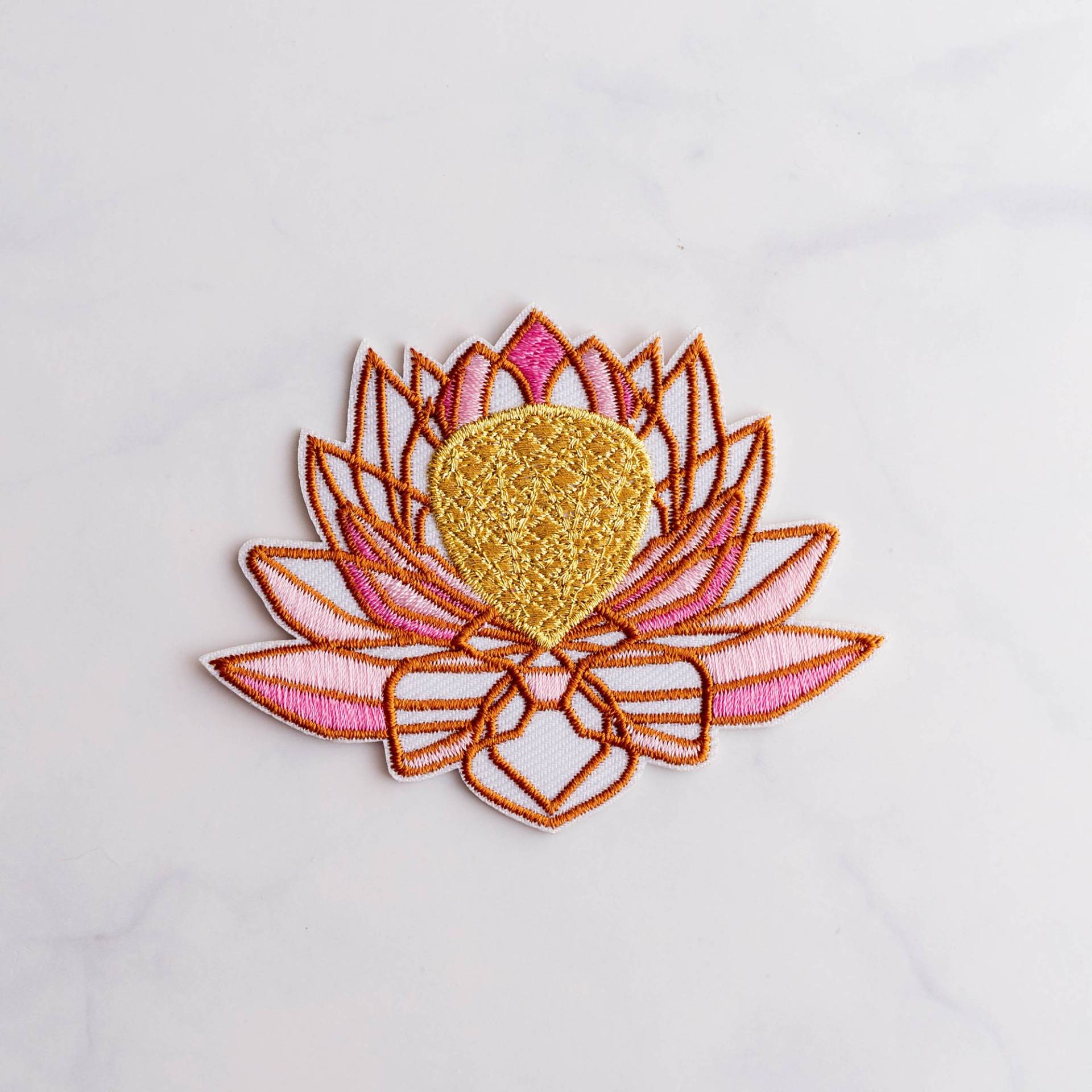 Lotus Goldenes Staubblatt, Eisen Auf Patch, Hochwertiger Stickerei Hochwertige Cool Kostenloser Versand Für Bestellungen 3 Oder Mehr von UplusStudio