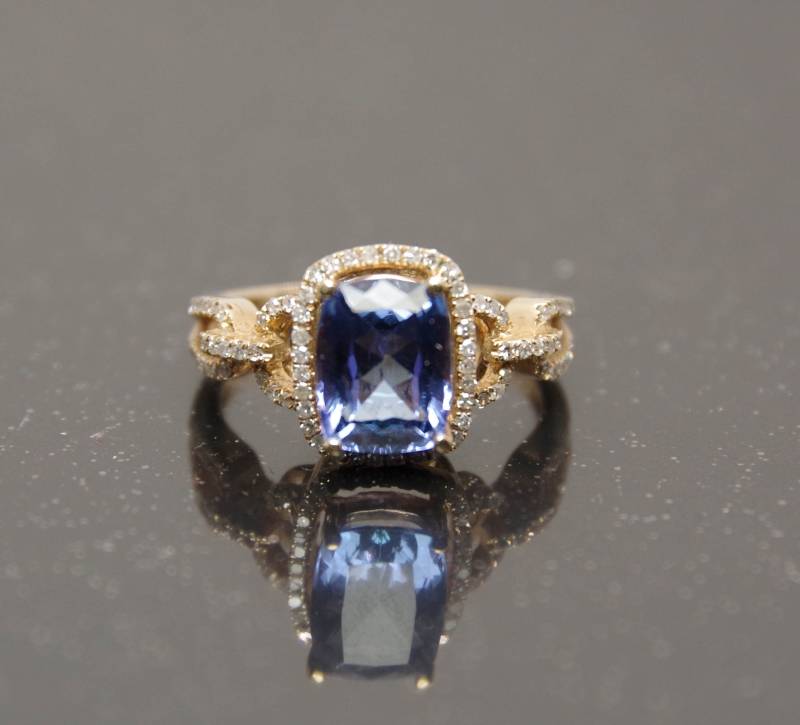 Kissenschliff Tansanit Ring Mit Diamant Heiligenschein Und Kette Typ 14K Gelbgold Verzierter Schaft von UpperShelfGallery