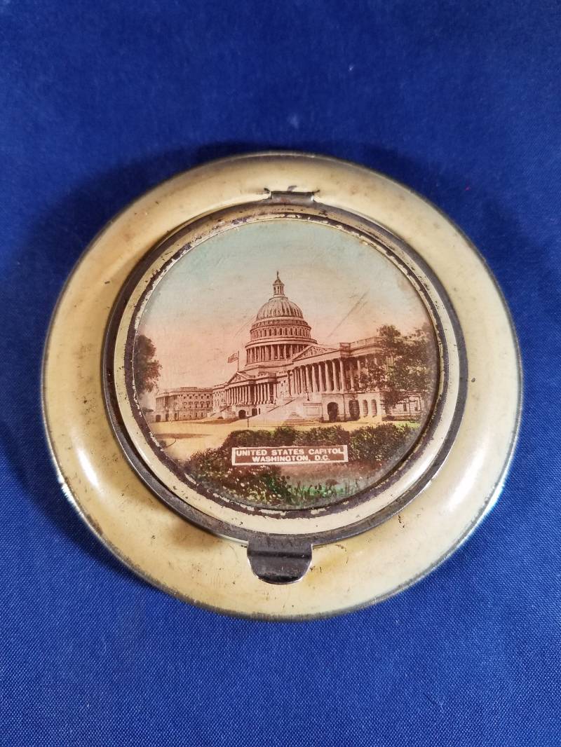 Sehr Alte Emaille Washington Dc Souvenir Fliegende Untertasse Shaped Ladies Compact von UpsideGroove