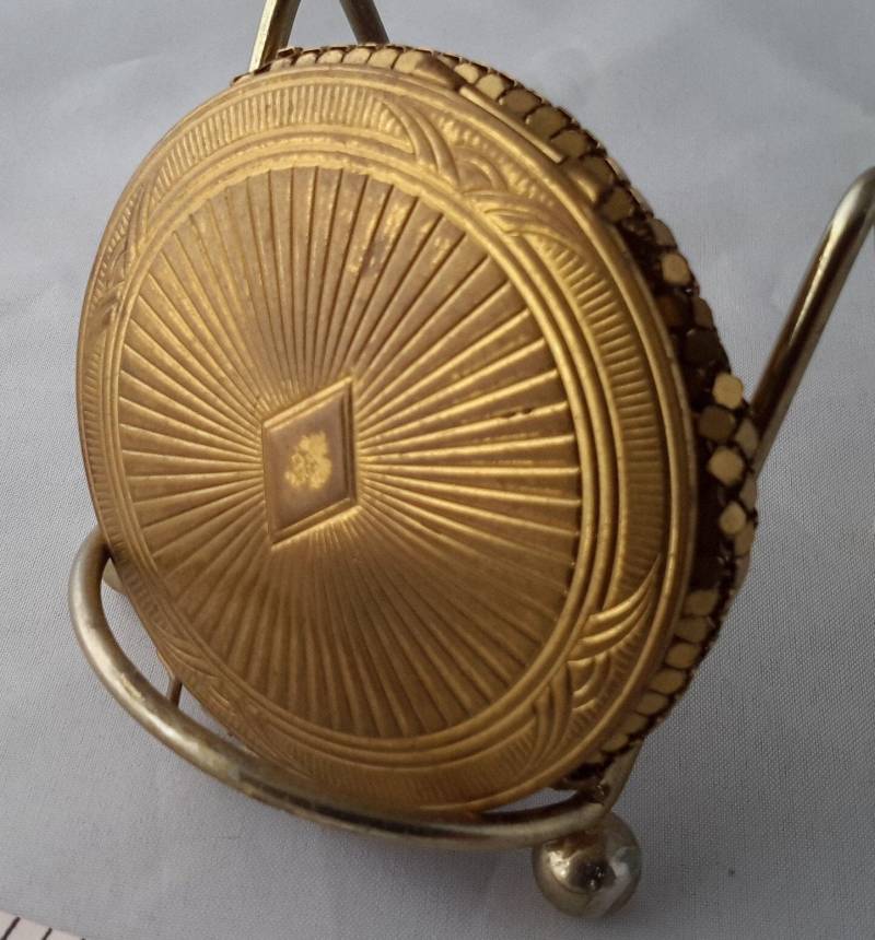 Vintage Art Deco/Nouveau Geprägter Deckel ~ Runder Goldfarbener Mesh Compact von UpsideGroove