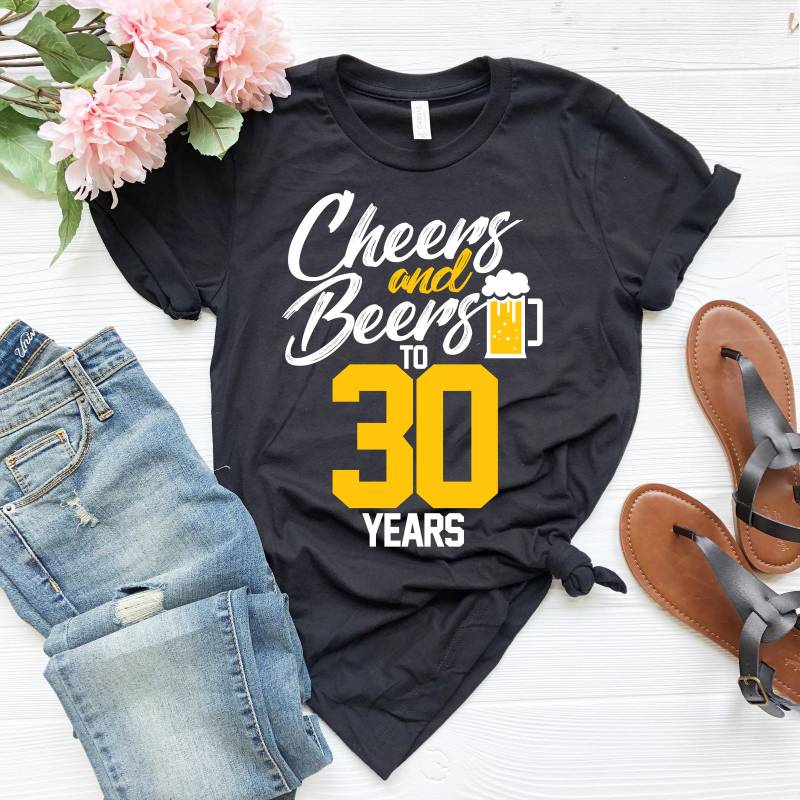 Cheers & Beers To 30 Years Shirt & T-Shirt Kurzärmeliges Unisex Cheers & Beers To 30 Years Shirt & T-Shirt Kurzärmeliges Unisex von UpsideMentality