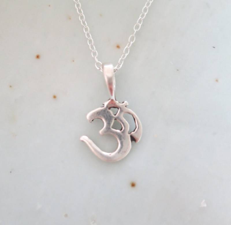 Winzige Sterling Silber, "Om" Charm-Halskette Für Frauen von Upslope