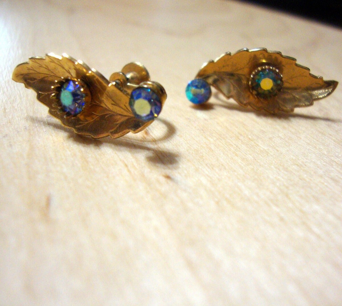 Ohrringe - Vintage Schraubverschluss Vergoldet Swarovski Blue Vitrail Steine Auf Blattmotiv Ungetragen | New Old Stock 1 Paar Ohrringe - Vintage Schraubverschluss Vergoldet Swarovski Blue Vitrail Steine Auf Blattmotiv Ungetragen | New Old Stock 1 Paar von UpstartCrow