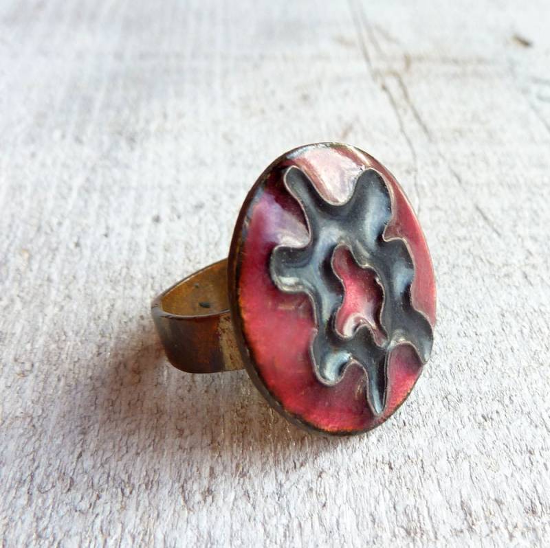 D5Jc Vintage Hand Made Boho Kupfer Und Emaille Ring Mit Roter & Schwarzer Amöbe Top Ca 1960Er Jahre von UptownAntiques