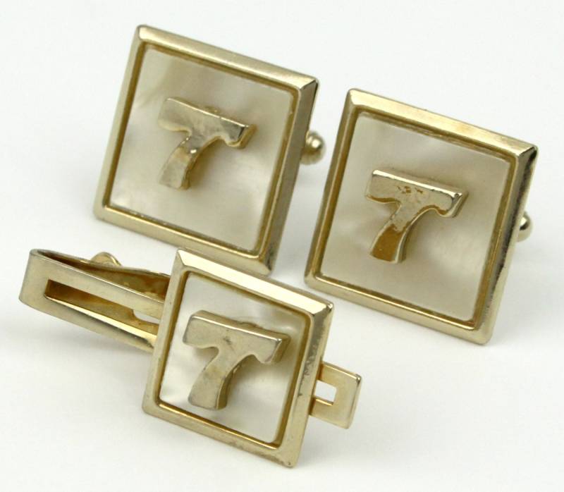 Jcd1 Initial T Manschettenknöpfe & Tie Bar Set Faux Perlmutt Gold Ton Applikation Buchstabe "T" Quadrat Monogramm Mop von UptownAntiques