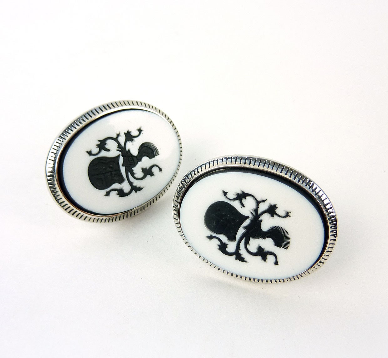 Jcd1 Vintage Swank Manschettenknöpfe Große Oval Schwarz Weiß Intaglio Schild Helm Wappen Milchglas Silberfarbene von UptownAntiques