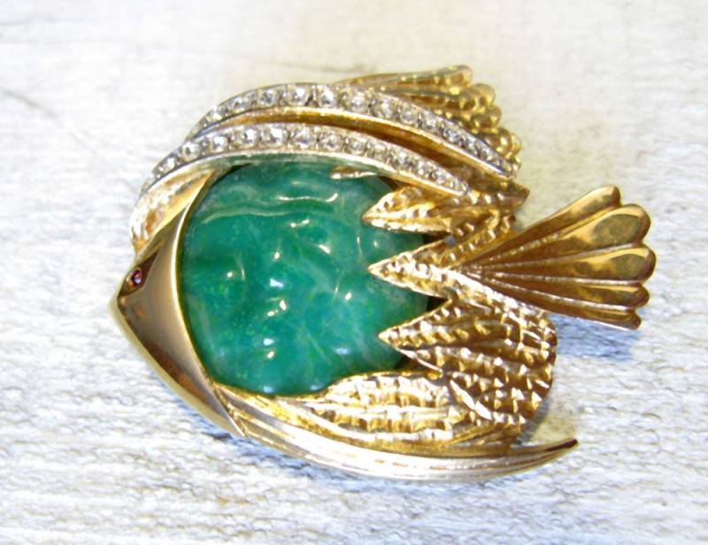 Vintage Kramer Kaiserfisch Brosche Layered Strass Grün Kunst Glas Pin Faux Rubin Auge Gripoix Figural Engel Fisch Peking Jcd2 von UptownAntiques