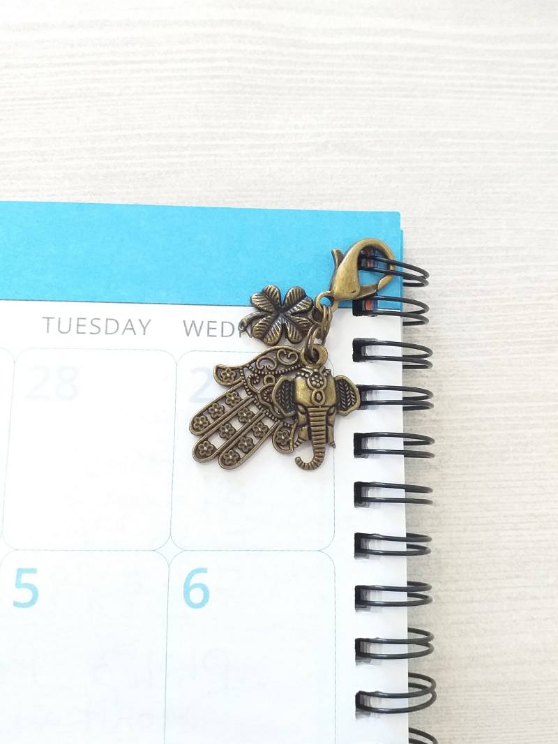 Sacred Elefant Schlüsselanhänger Clip, Glück Und Stärke Geist Tier Reißverschluss Mit Glücks Vierblättriges Kleeblatt Charm Hamsa Hand Anhänger von UptownYvette