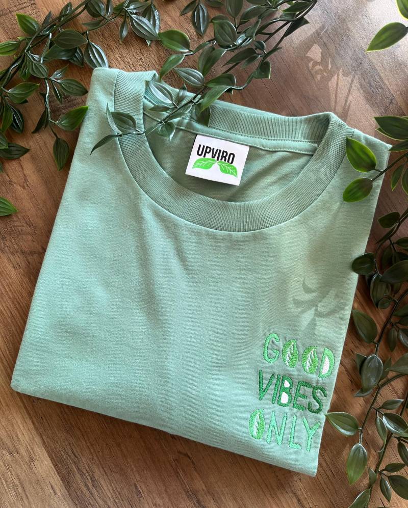 T-Shirt Bestickt, Nachhaltiges Besticktes Unisex Bio-Baumwoll - T-Shirt, Good Vibes Only von Upviro