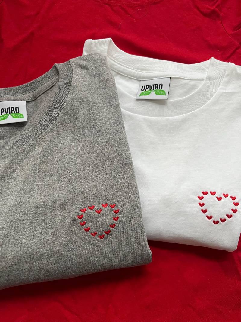 T-Shirt Mit Aufgesticktem Herz, Nachhaltiges Besticktes Unisex Bio-Baumwoll von Upviro