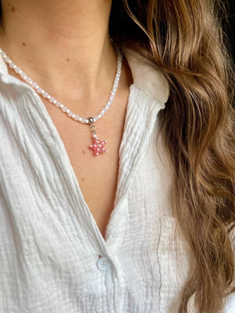 Boho Perlenkette Mit Seestern Charm Und Süßwasserperle, Handgemachte Layering Necklace Weiß, Halskette Als Geschenk Für Damen von UrPearlyGirly