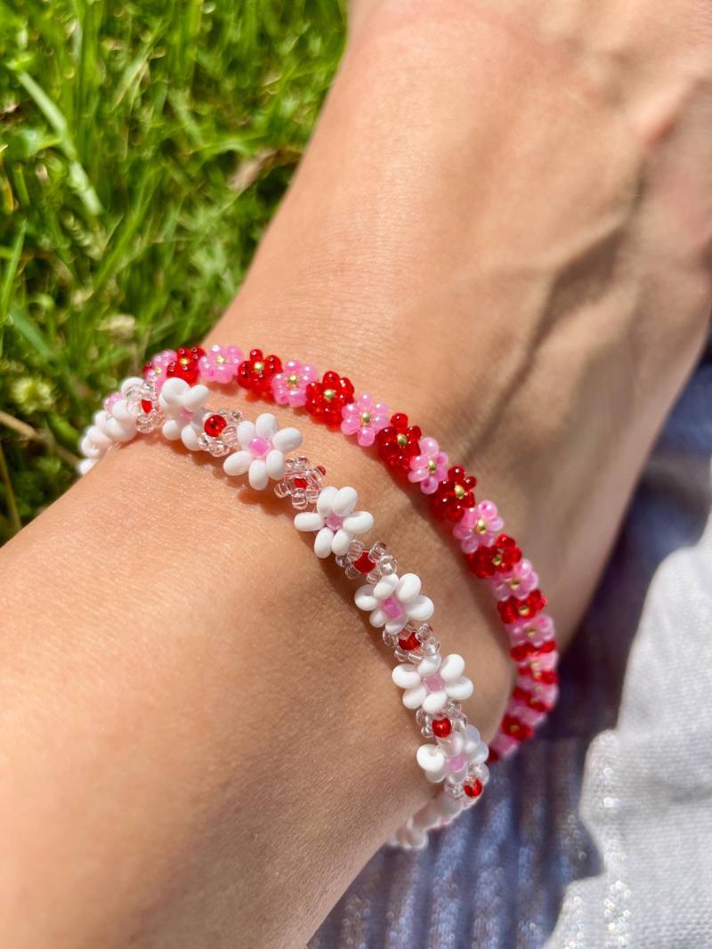 Boho Fußkettchen Daisy Chain - Fußkette Blumen Rot/Weiß Seedbead Schmuck Bunt Und Handgemacht von UrPearlyGirly