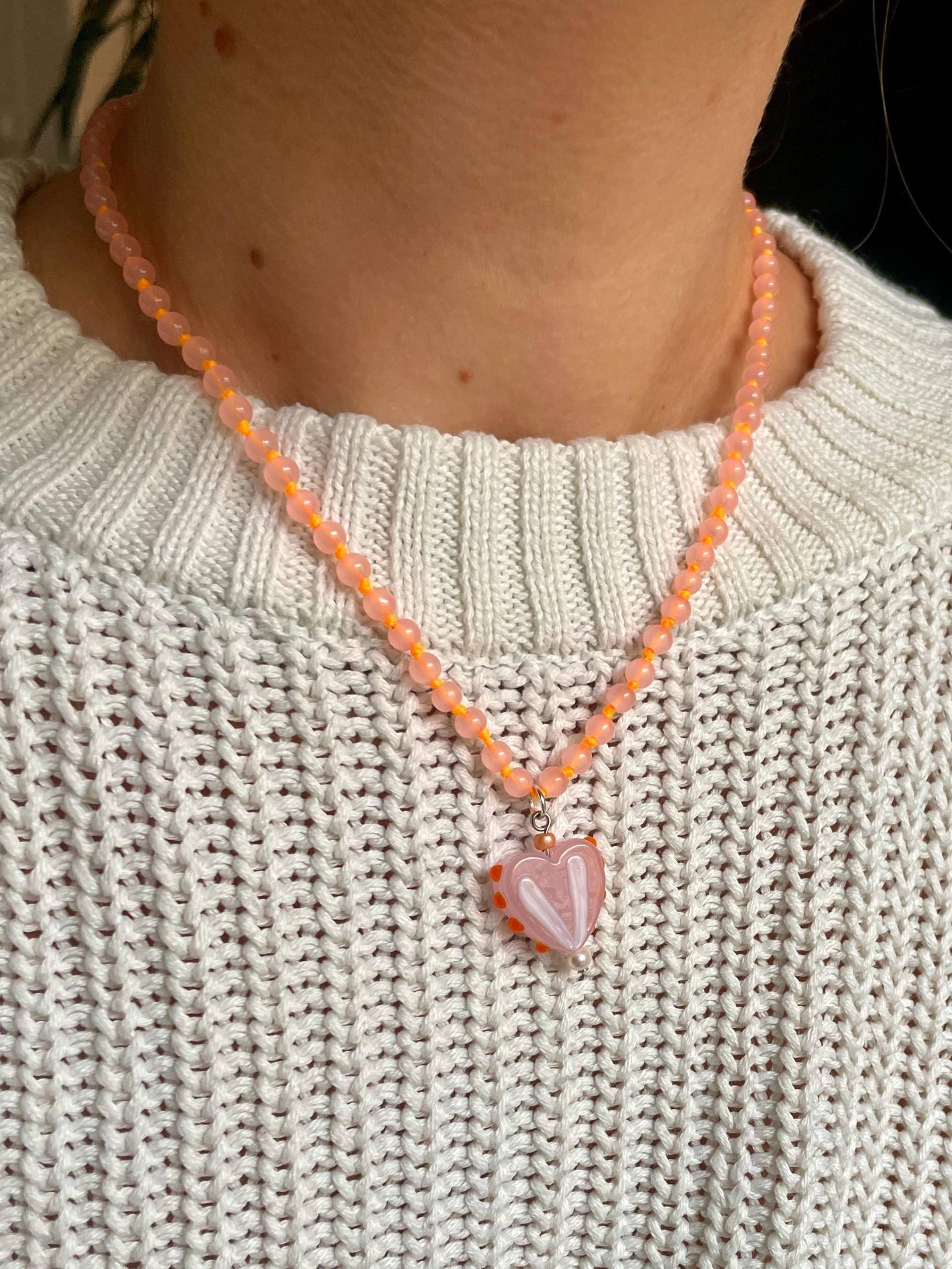 Pastell Perlenkette Mit Herzanhänger Aus Glas | Handgemachte Damen Halskette Süßwasserperlen von UrPearlyGirly