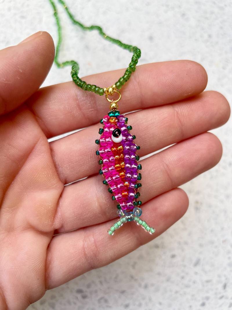 Bunte Perlenkette Mit Fisch Anhänger - Boho Halskette Handgemacht Glasperlen Charm Kette Für Damen von UrPearlyGirly