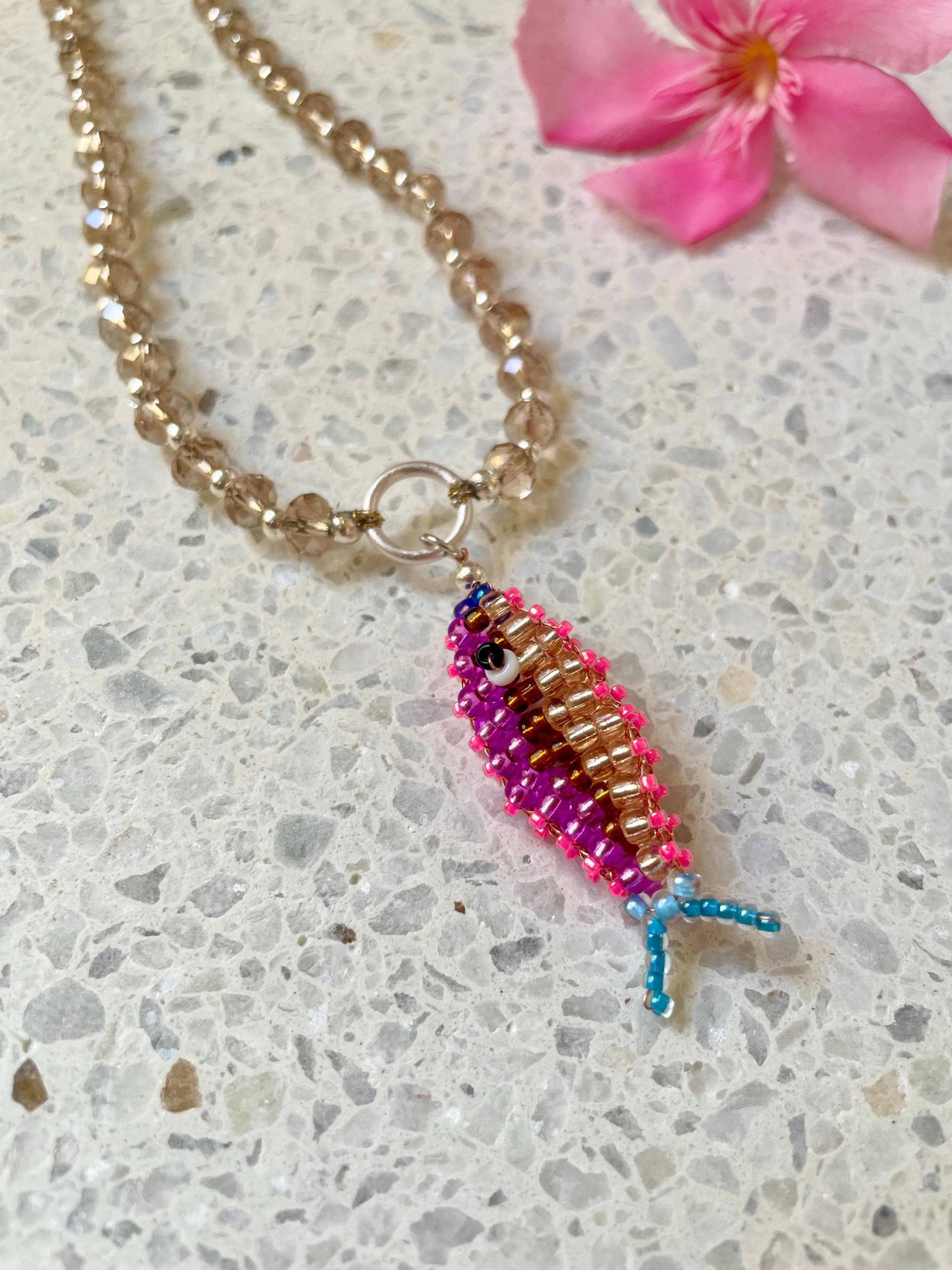 statement Perlenkette Mit Fischanhänger - Boho Halskette Bunt Glitzernde Charm Kette Aus Glasperlen von UrPearlyGirly