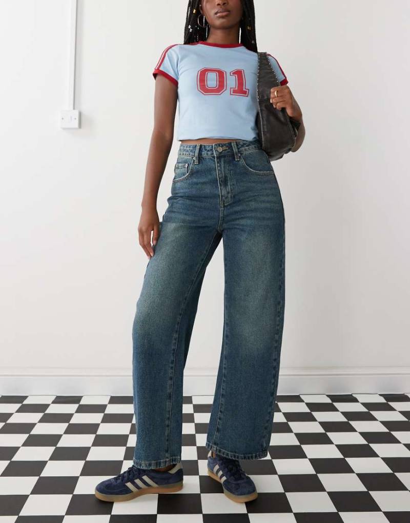 Urban Revivo - Jeans in Mittelblau mit abgerundetem Beinschnitt von Urban Revivo