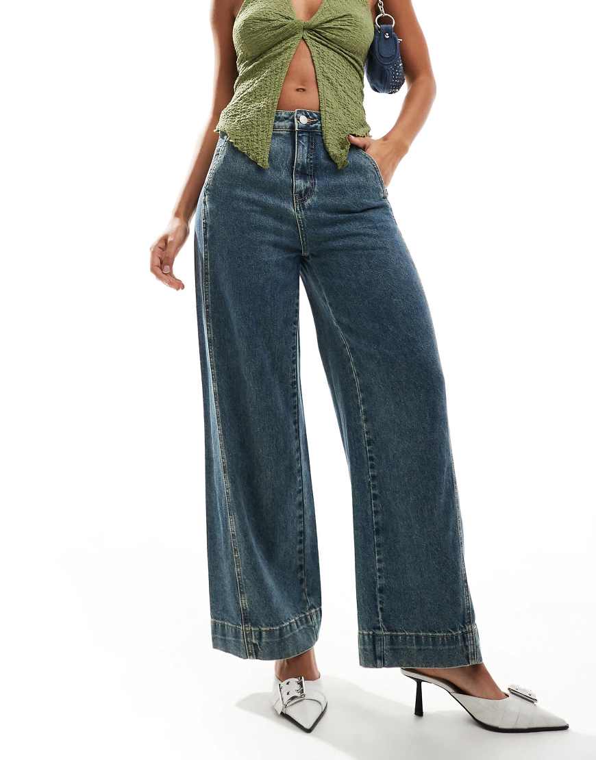 Urban Revivo - Weite Skater-Jeans in mittelblauer Waschung mit niedrigem Bund Urban Revivo - Weite Skater-Jeans in mittelblauer Waschung mit niedrigem Bund von Urban Revivo