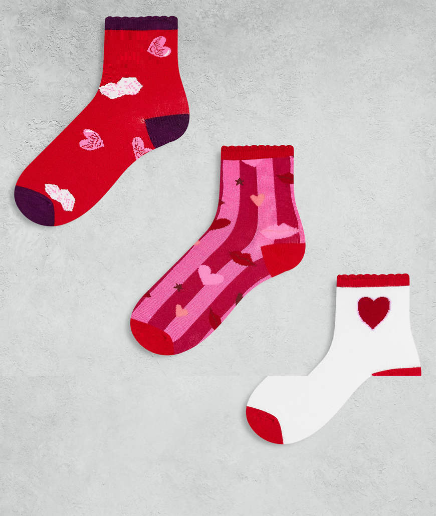 Urban Threads - 3er-Pack Socken in Rot mit Herzen von Urban Threads