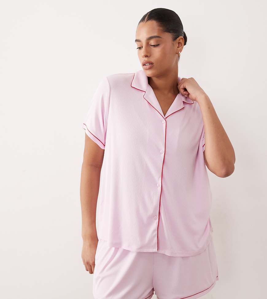 Urban Threads - Curve -Gerippter Pyjama mit Reverskragen in Rosa mit roter Paspelierung und Shorts von Urban Threads