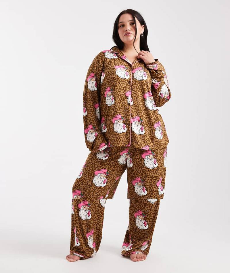 Urban Threads Curve - Pyjama-Set in Braun mit Leopardenmuster mit Weihnachtsmannmotiven-Brown Urban Threads Curve - Pyjama-Set in Braun mit Leopardenmuster mit Weihnachtsmannmotiven-Brown von Urban Threads
