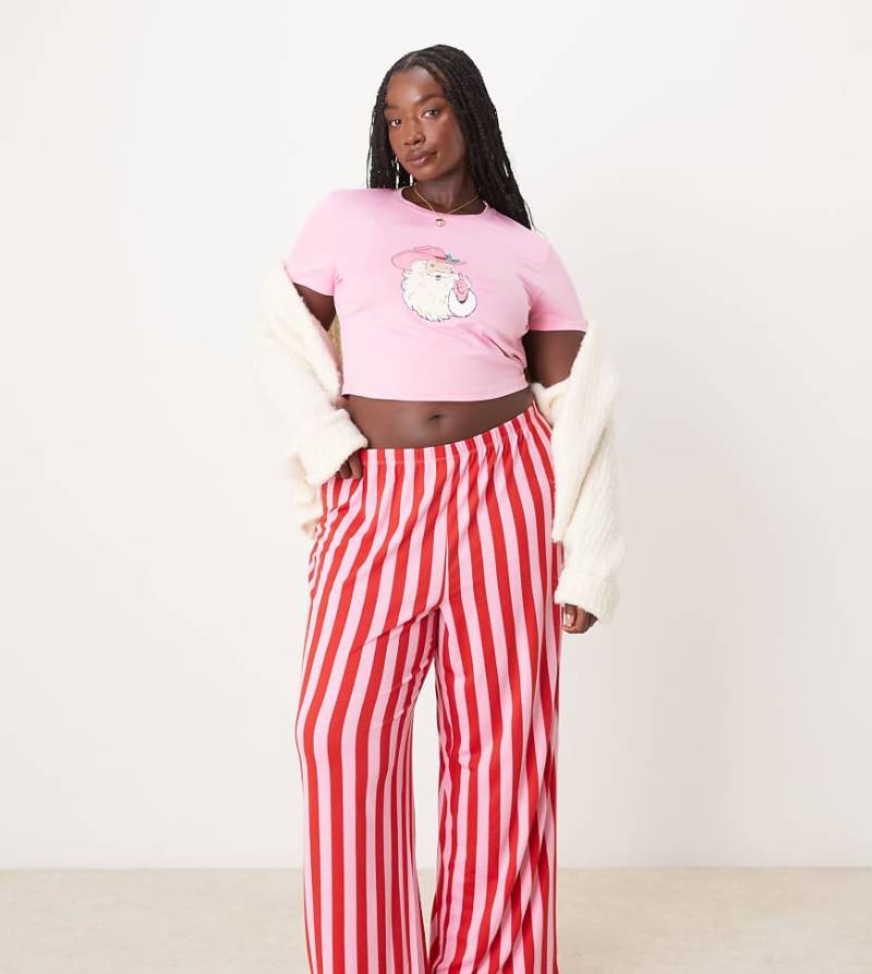 Urban Threads Curve - Weihnachten - Polyester-Pyjama in Rosa und Rot, aus langärmligem Sweatshirt mit Cowboy-Weihnachtsmann-Print und gestreifter Jogginghose-Bunt von Urban Threads