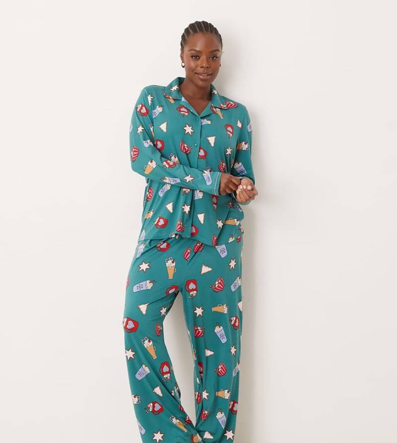 Urban Threads Curve - Weihnachten - Polyester-Pyjama mit Heißer-Kakao Muster aus langärmligem Hemd mit Reverskragen und Hose-Bunt von Urban Threads