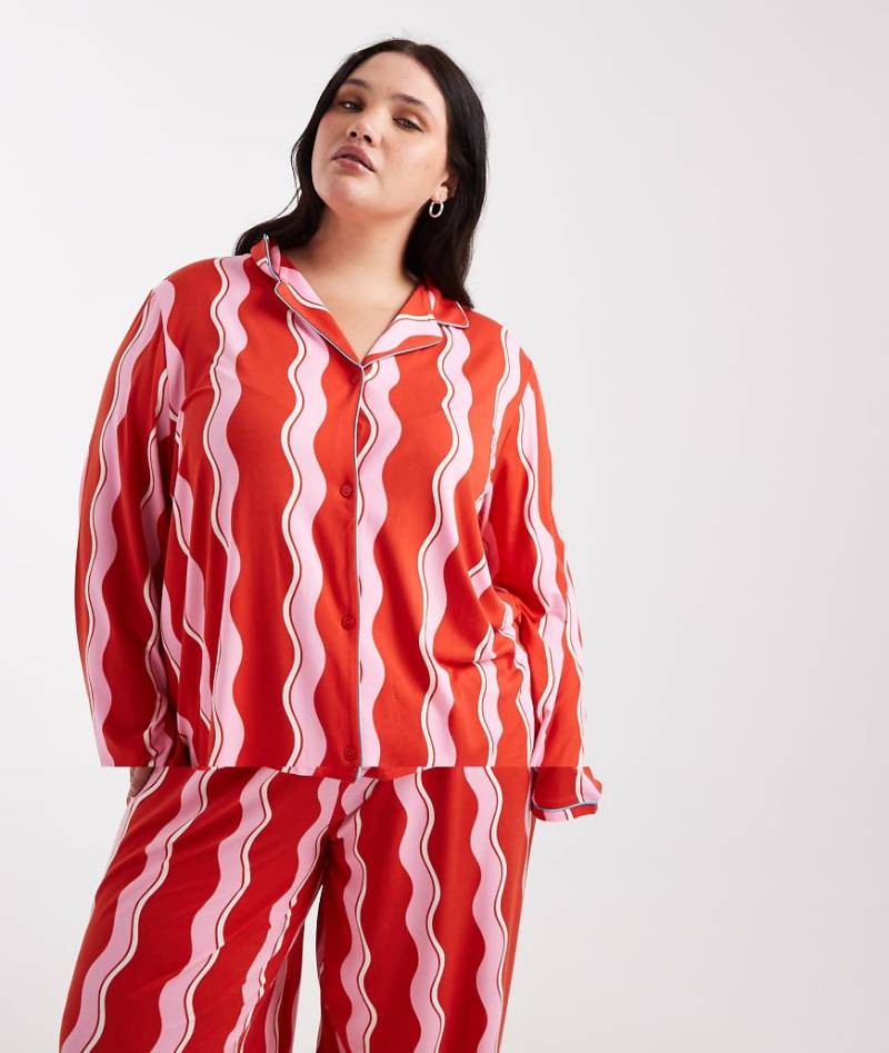 Urban Threads Curve - Weihnachtlicher Pyjama in Rot mit welligem Streifenmuster, bestehend aus langärmligem Hemd mit Reverskragen und Hose von Urban Threads