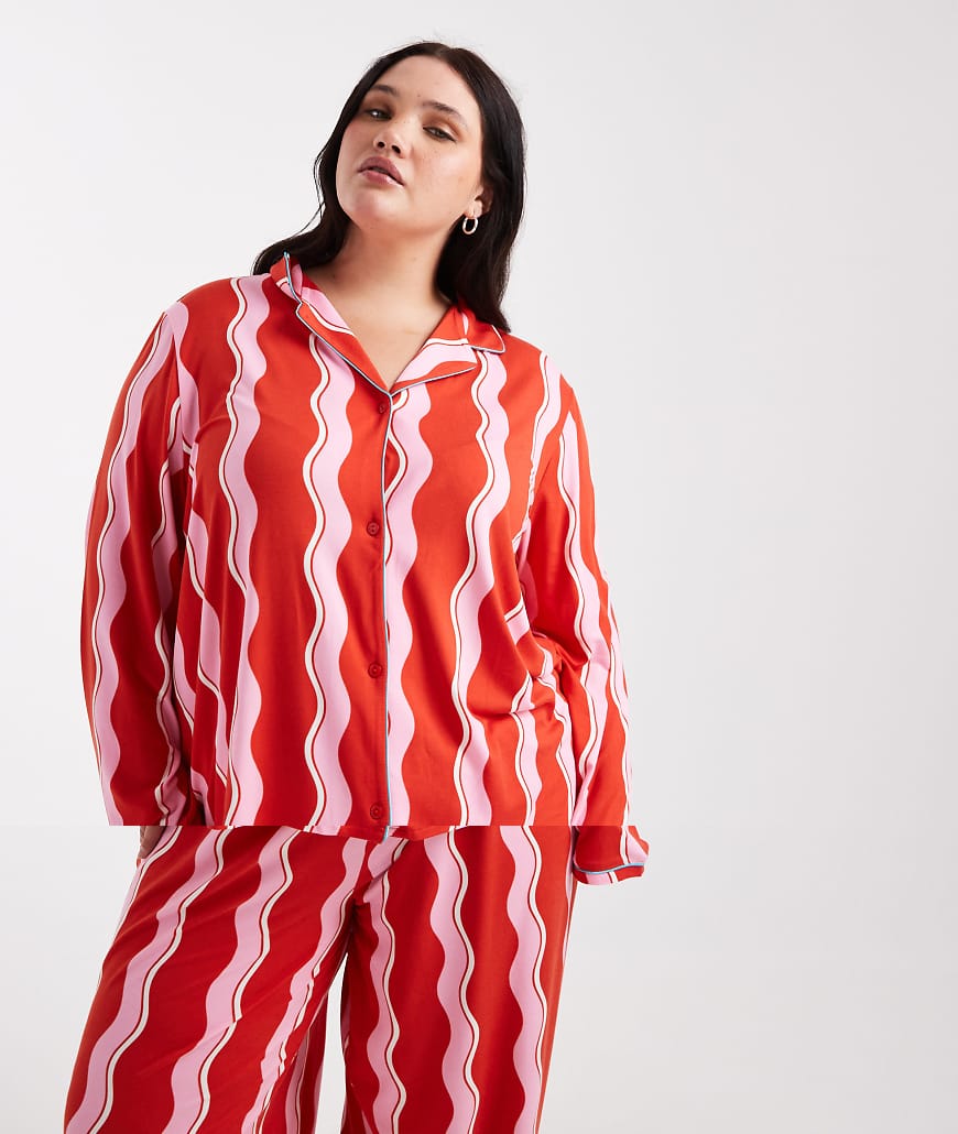 Urban Threads Curve - Weihnachtlicher Pyjama in Rot mit welligem Streifenmuster, bestehend aus langärmligem Hemd mit Reverskragen und Hose von Urban Threads