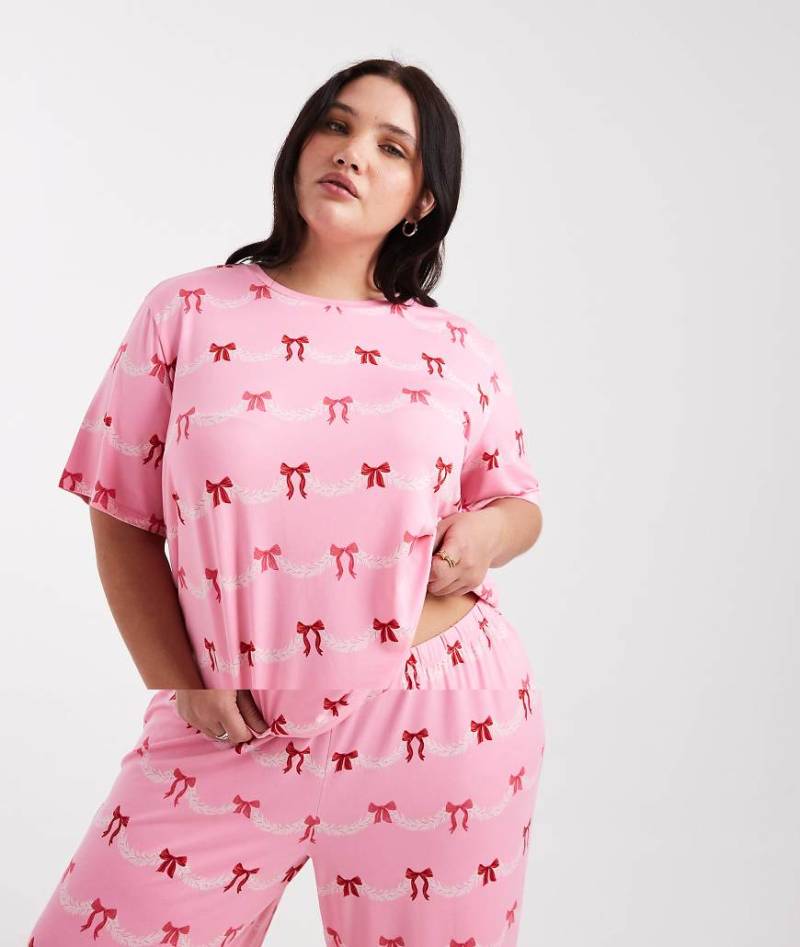 Urban Threads Curve - Weihnachtliches Pyjama-Set mit festlichem Schleifenprint, bestehend aus kurzärmligem Oberteil mit Reverskragen und Hose-Rosa Urban Threads Curve - Weihnachtliches Pyjama-Set mit festlichem Schleifenprint, bestehend aus kurzärmligem Oberteil mit Reverskragen und Hose-Rosa von Urban Threads