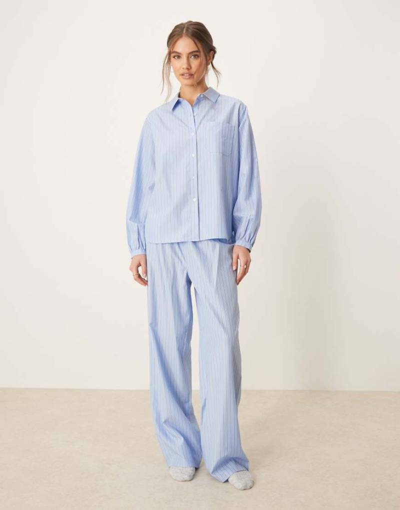 Urban Threads - Gestreifter Oversize-Pyjama in Blau aus langärmligem Hemd mit Reverskragen und Hose von Urban Threads