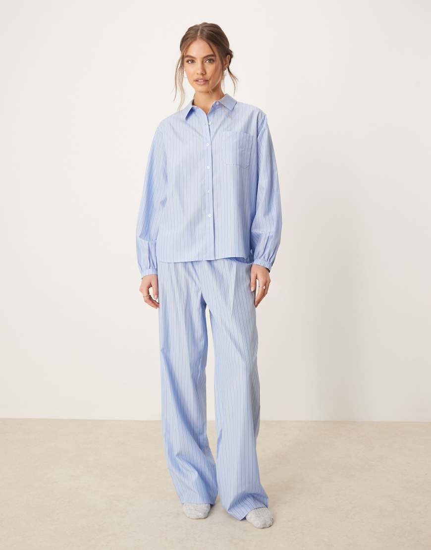 Urban Threads - Gestreifter Oversize-Pyjama in Blau aus langärmligem Hemd mit Reverskragen und Hose Urban Threads - Gestreifter Oversize-Pyjama in Blau aus langärmligem Hemd mit Reverskragen und Hose von Urban Threads