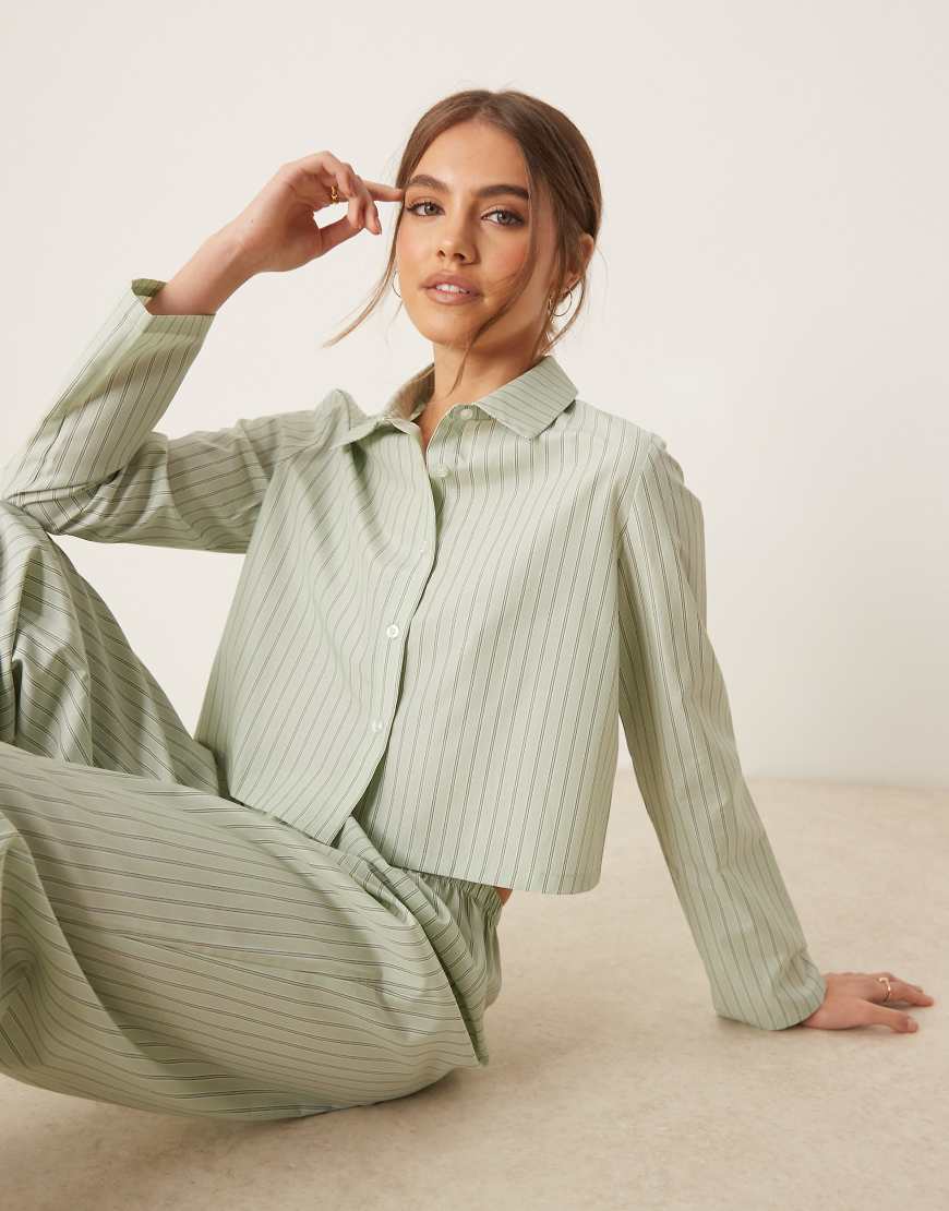 Urban Threads - Oversize-Pyjama-Set in gestreiftem Grün aus langärmligem Hemd mit Reverskragen und Hose von Urban Threads