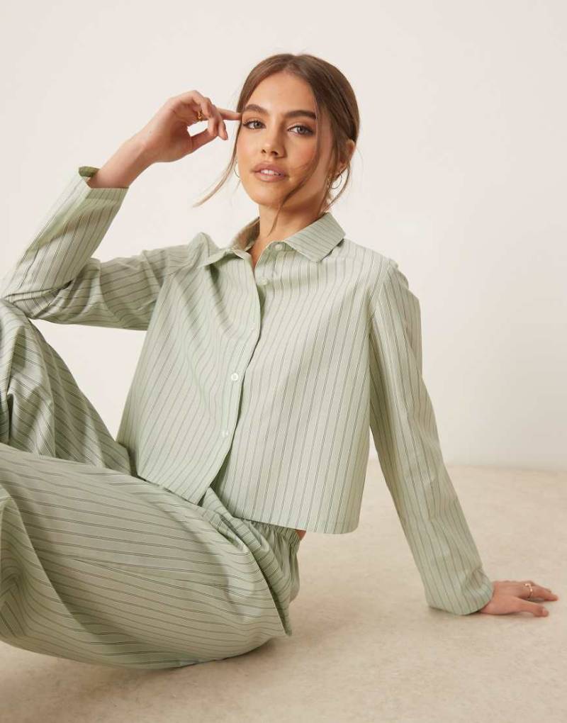 Urban Threads - Oversize-Pyjama-Set in gestreiftem Grün aus langärmligem Hemd mit Reverskragen und Hose von Urban Threads