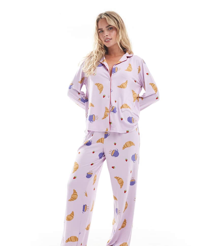 Urban Threads Petite - Pyjama aus Hose und langärmligem Hemd mit Reverskragen, in Flieder mit Frühstückmotiv-Muster-Lila von Urban Threads