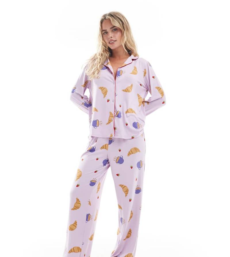 Urban Threads Petite - Pyjama aus Hose und langärmligem Hemd mit Reverskragen, in Flieder mit Frühstückmotiv-Muster-Lila Urban Threads Petite - Pyjama aus Hose und langärmligem Hemd mit Reverskragen, in Flieder mit Frühstückmotiv-Muster-Lila von Urban Threads