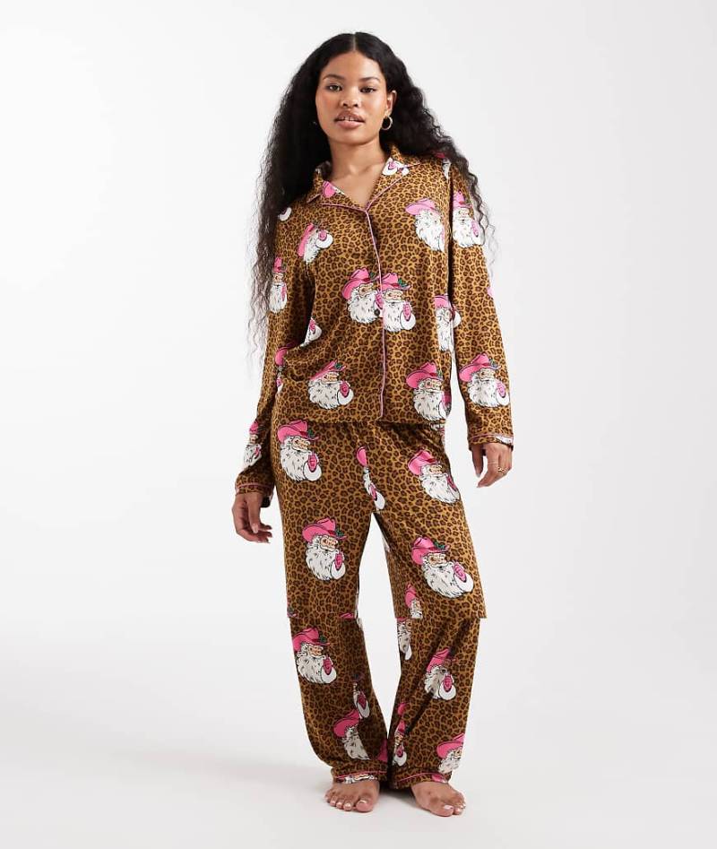 Urban Threads Petite - Pyjama in Braun mit Leopardenmuster mit Weihnachtsmannmotiven-Brown von Urban Threads