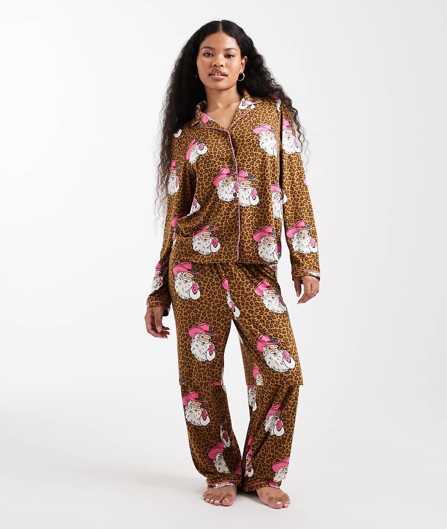Urban Threads Petite - Pyjama in Braun mit Leopardenmuster mit Weihnachtsmannmotiven-Brown von Urban Threads