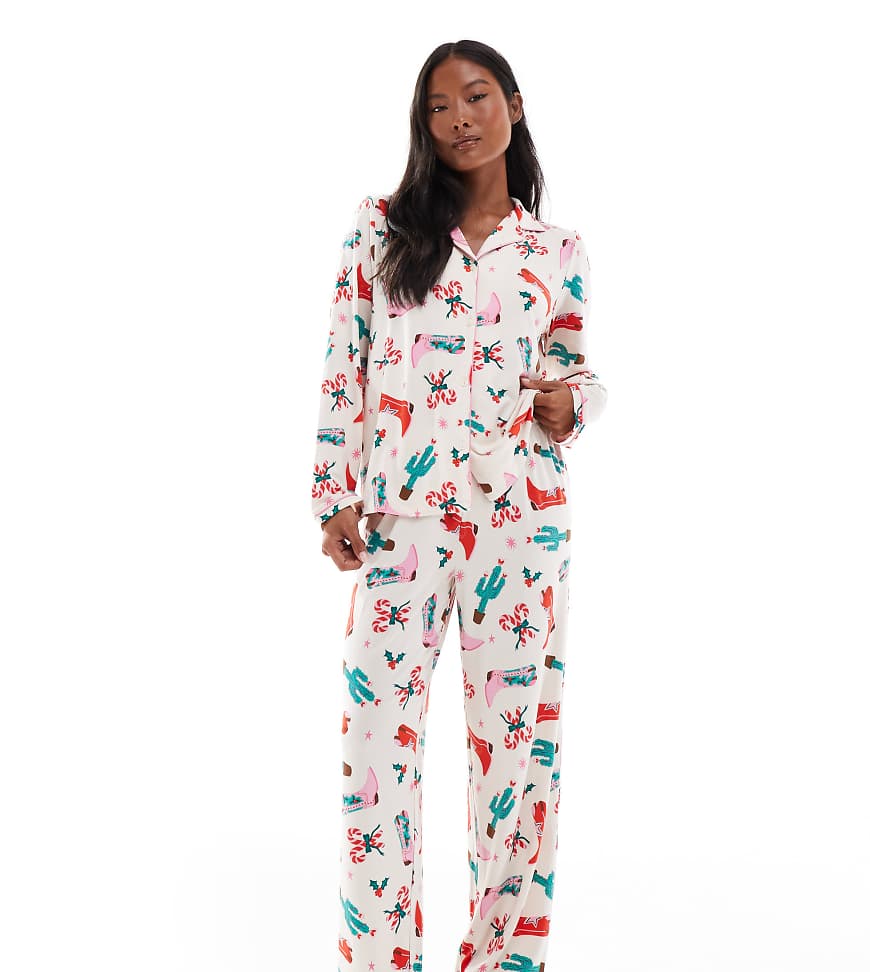 Urban Threads Petite - Weihnachtlicher Pyjama, bestehend aus langärmligem Hemd mit Reverskragen und Hose mit Cowboyprint-Bunt von Urban Threads