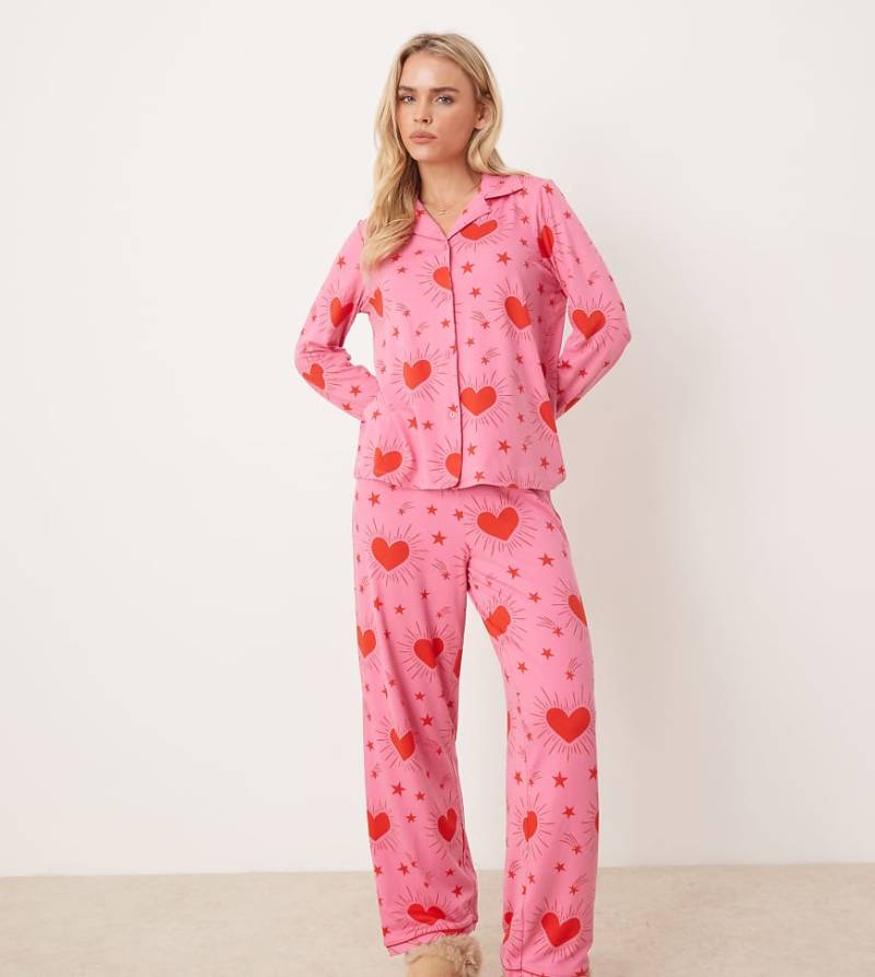Urban Threads Petite - Pyjama, bestehend aus langärmligem Hemd mit Reverskragen und Hose, mit Glitzerherz-Muster-Bunt von Urban Threads